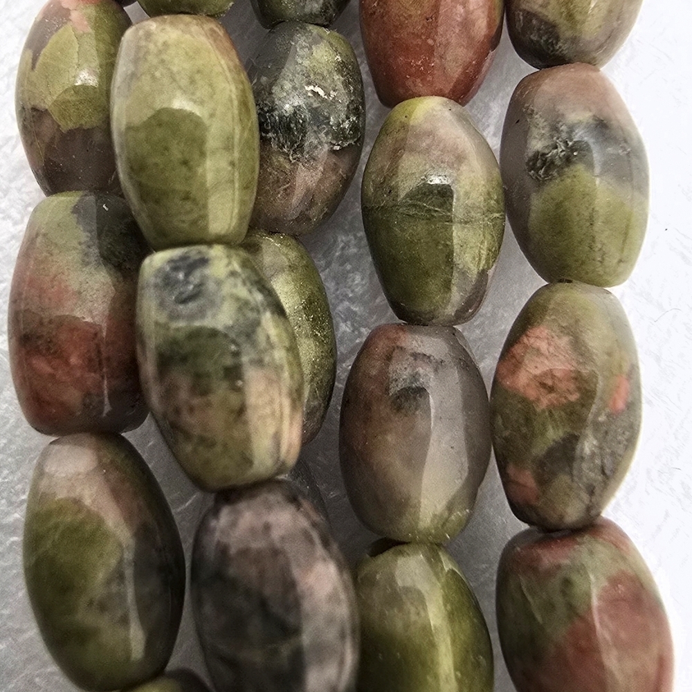 Elegant Green and Pink Stone Necklace - Picture 3 of 10